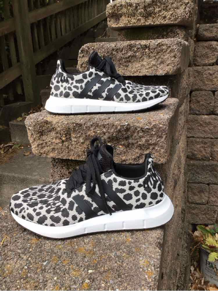 W ADIDAS BK Size 7.5 SNEAKER