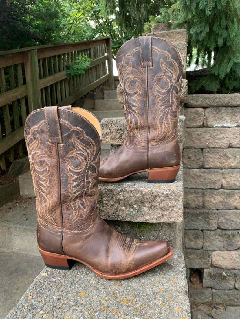 Brown leather western boots with intricate stitch patterns and pointed toes, size 9.5.