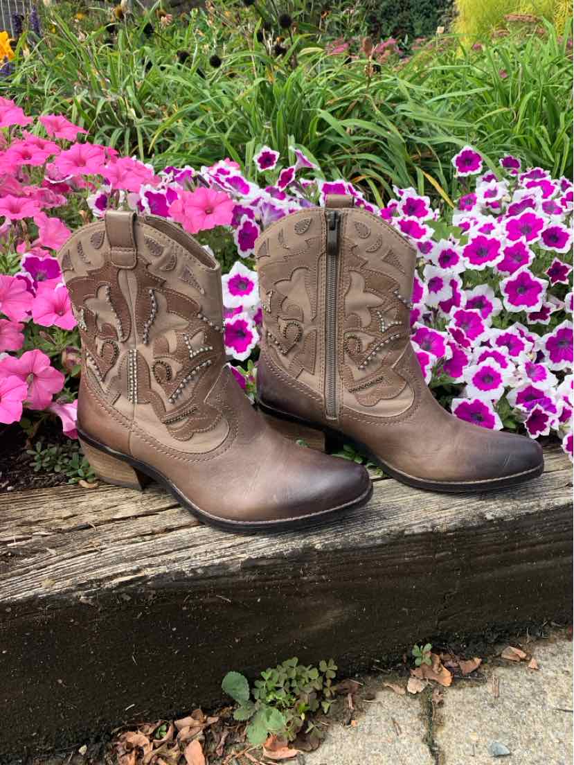 W VINCE CAMUTO BR Size 7 BOOT