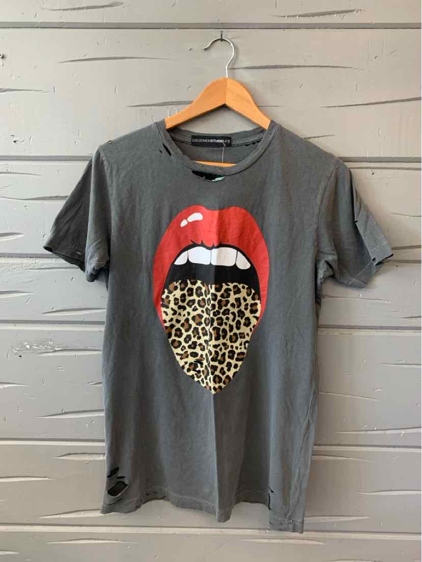 Gray short-sleeve t-shirt with distressed details and graphic of red lips with leopard print tongue on front.