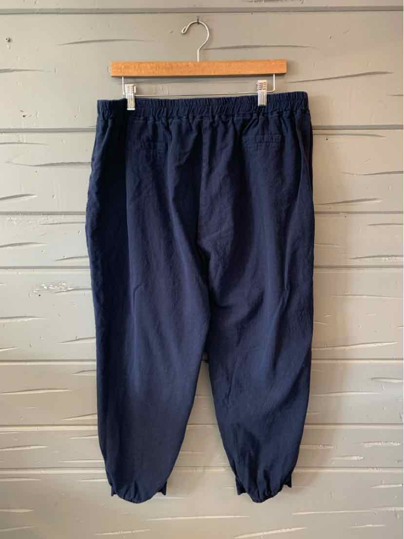 Navy blue loose-fit pants with elastic waistband and gathered cuffs, casual style.
