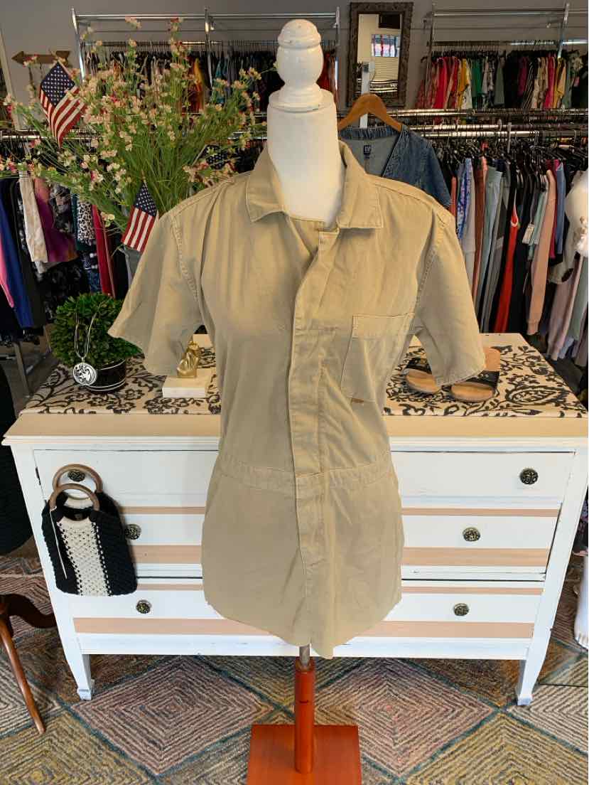 Khaki short-sleeve shirt dress with collar, chest pockets, and button-down front in fitted silhouette.