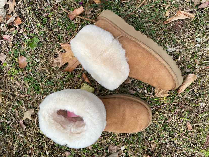 W UGG TAN Size 6 BOOT