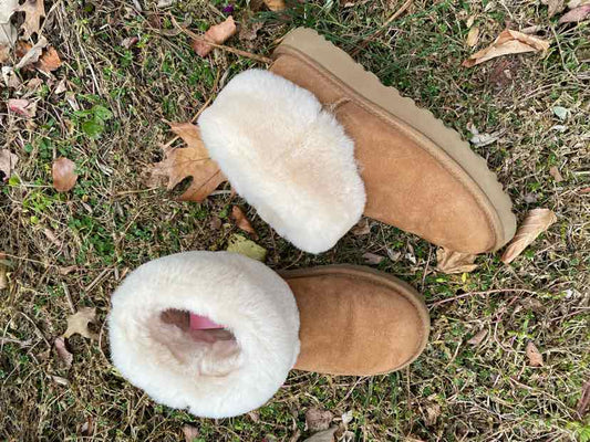 W UGG TAN Size 6 BOOT