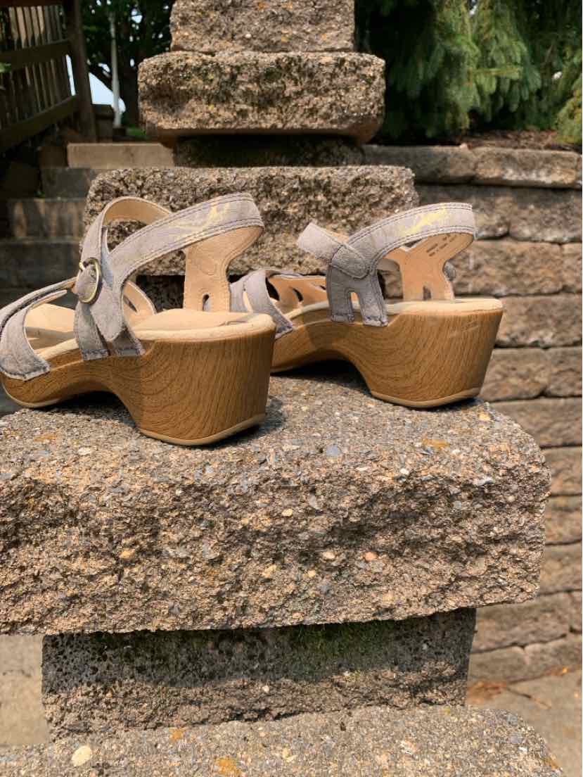 Beige leather open-toe sandals with adjustable ankle straps and chunky wooden heels, size 38.