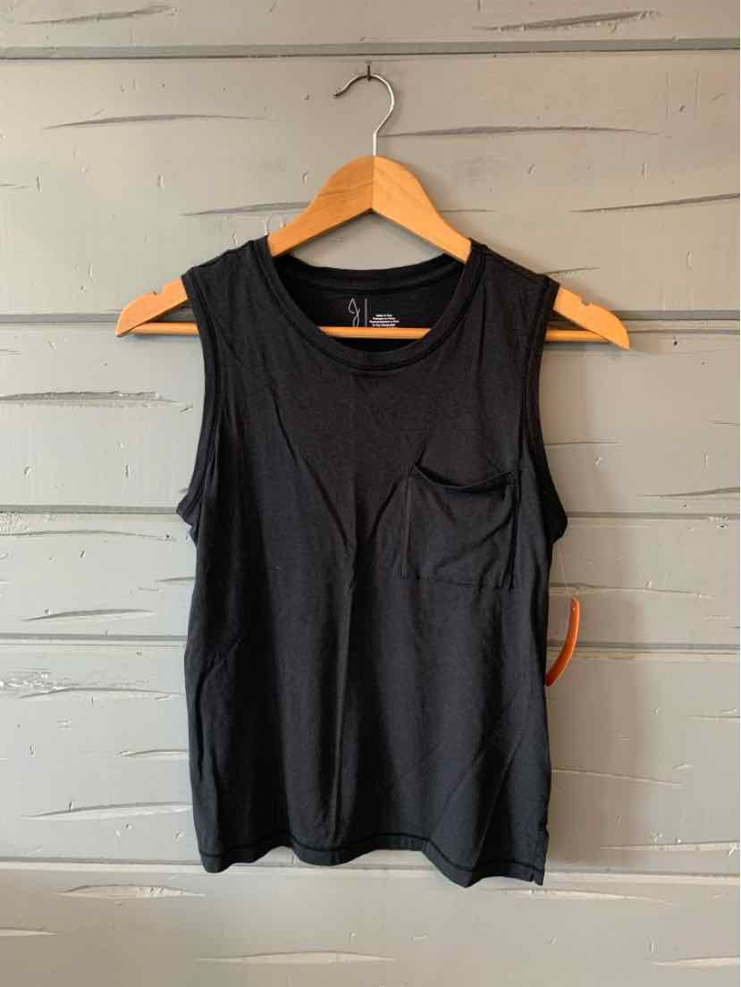 Black sleeveless tank top with round neckline and small chest pocket, lightweight fabric.