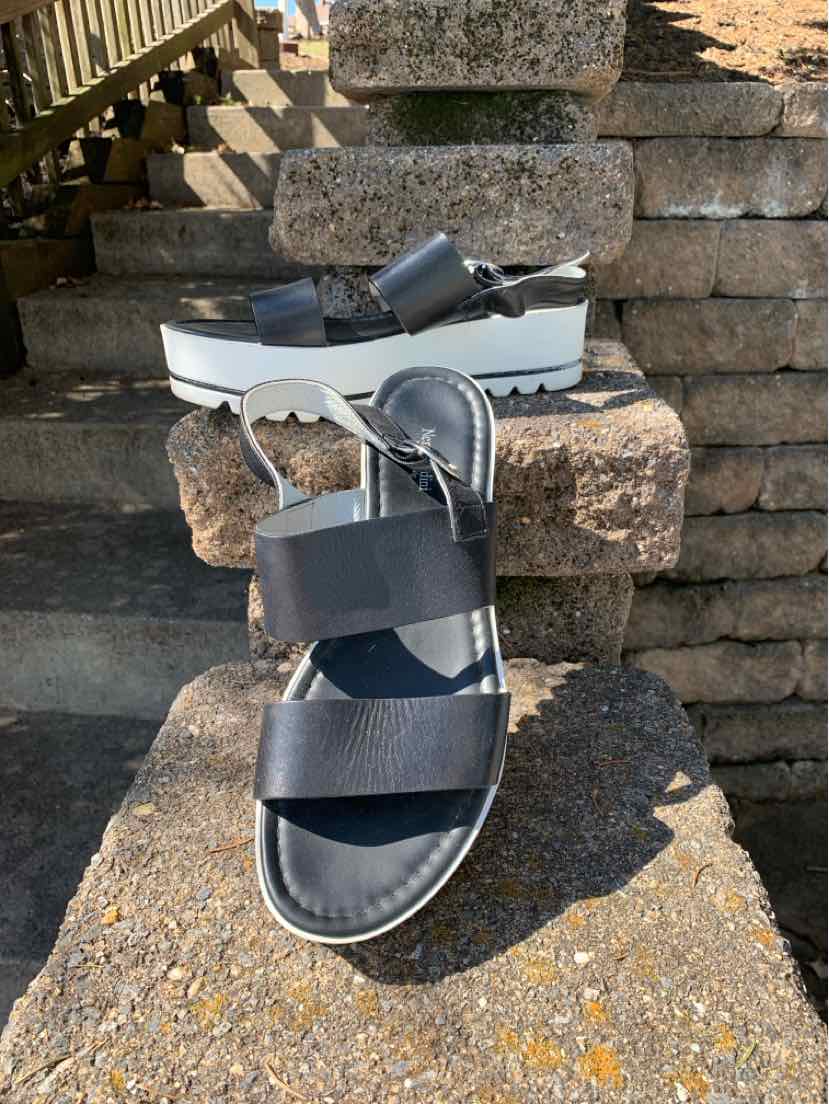 Black platform sandal with wide straps and scalloped white sole, size 40.