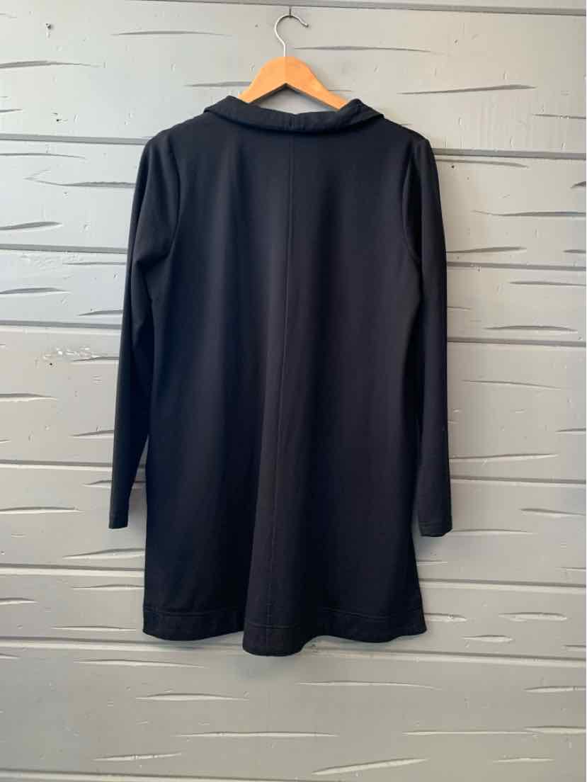 Black long-sleeve women’s sport tunic with a relaxed fit and slightly flared hem.
