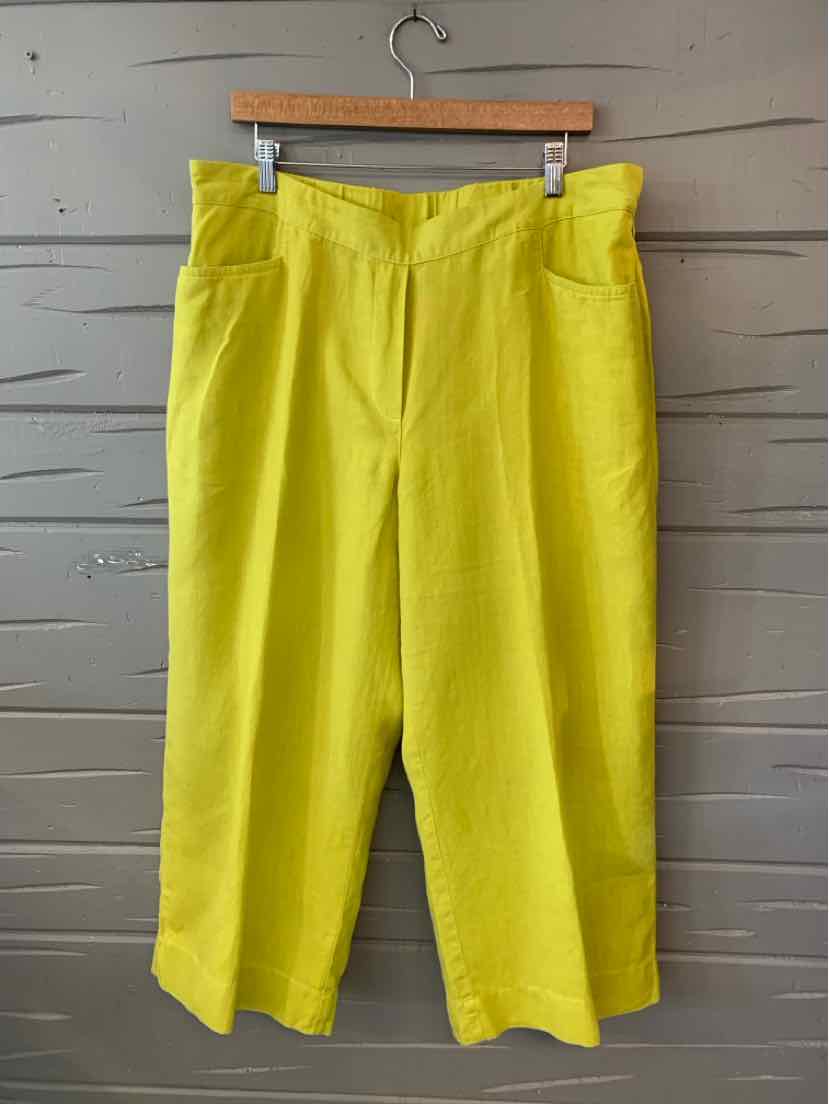 High-waist bright green cropped wide-leg pants with front pockets and belt loops.