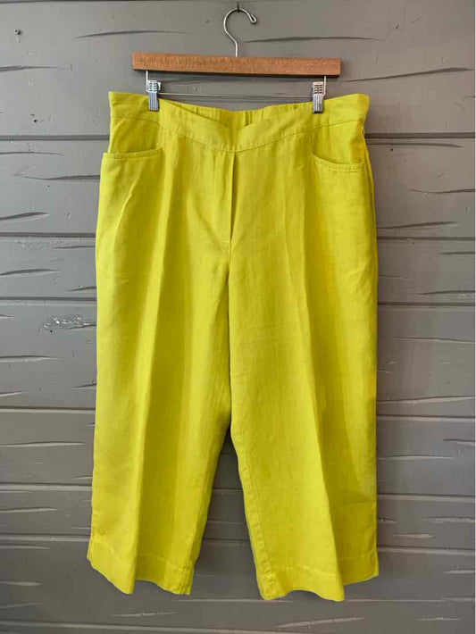 High-waist bright green cropped wide-leg pants with front pockets and belt loops.