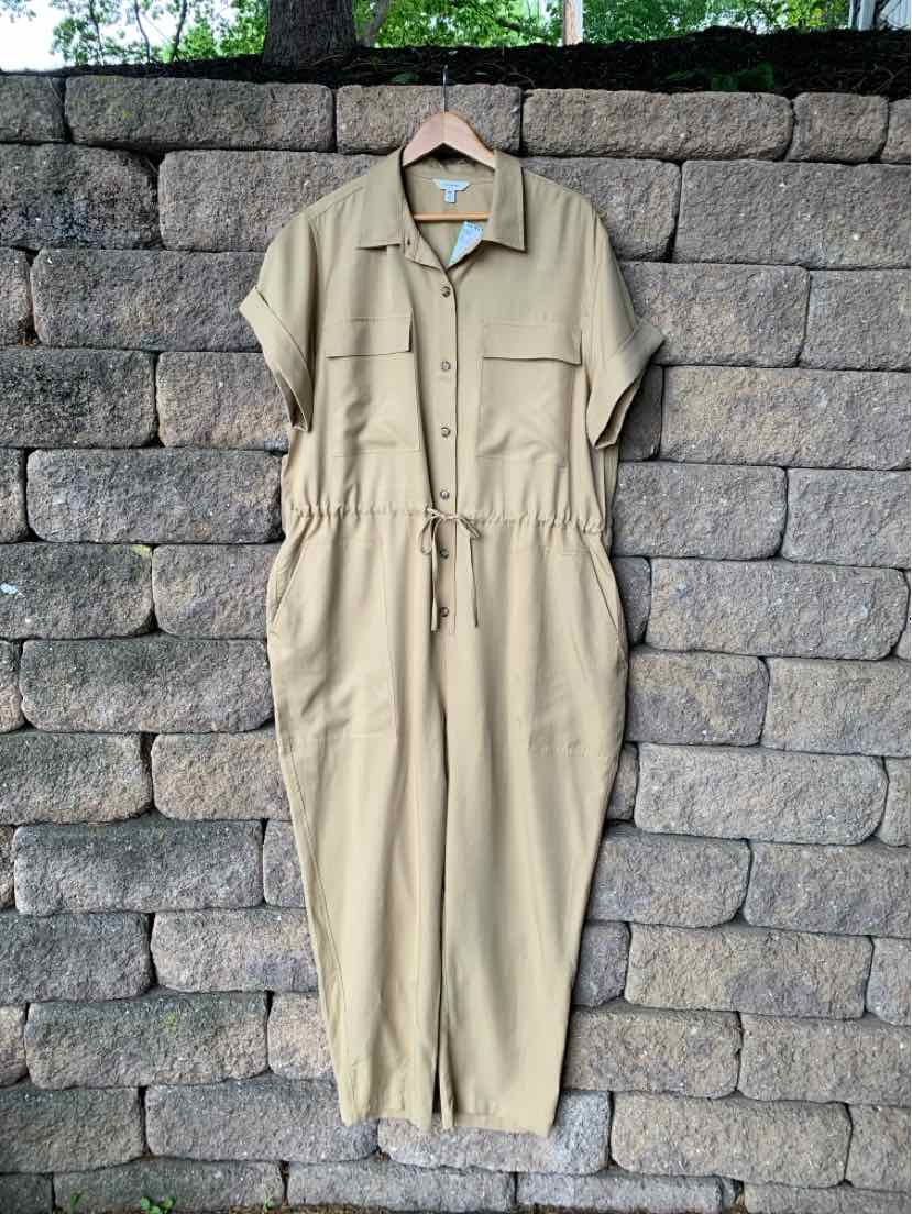Khaki short-sleeve button-up dress with elastic waist and front pockets, size XXL.