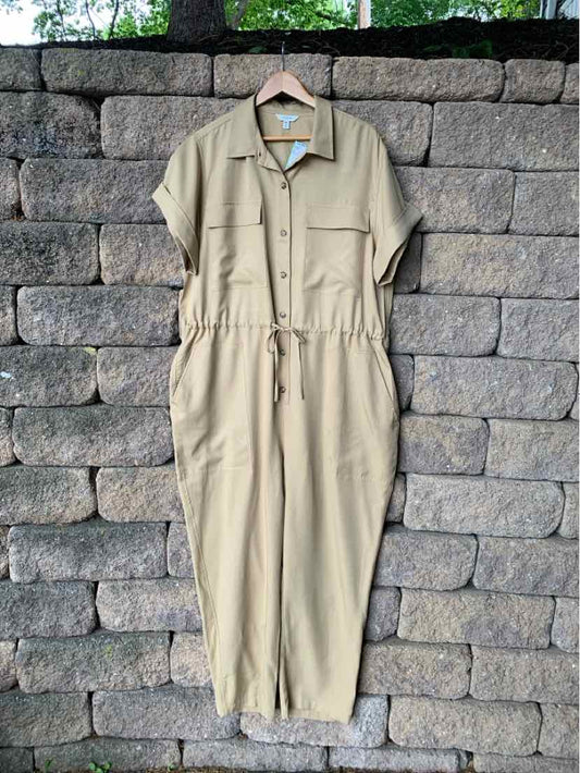 Khaki short-sleeve button-up dress with elastic waist and front pockets, size XXL.