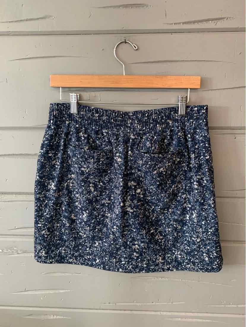 Blue tweed mini skirt with front pockets and a straight hem, size 6.