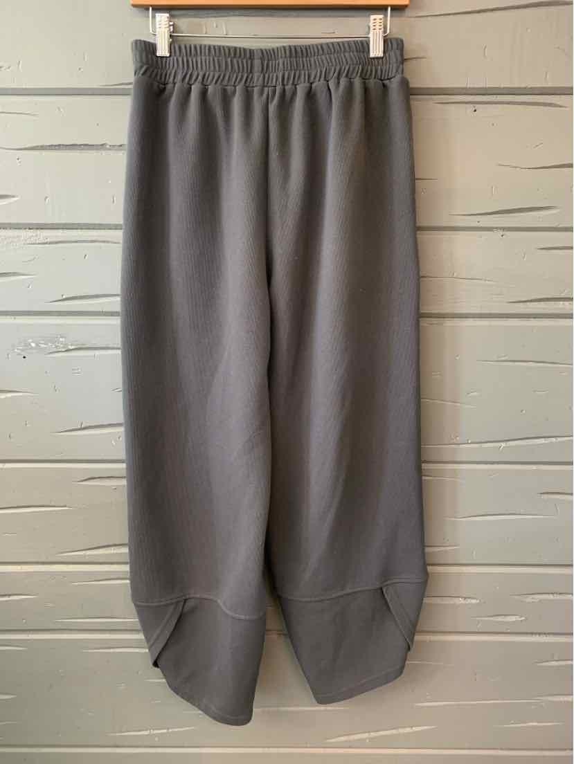 Gray mid-rise sweatpants with elastic waistband and cuffed hem, medium size.
