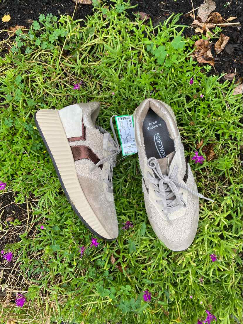 Beige sneakers with soft wave textured fabric, lace-up design, and beige rubber soles, size 38.5.