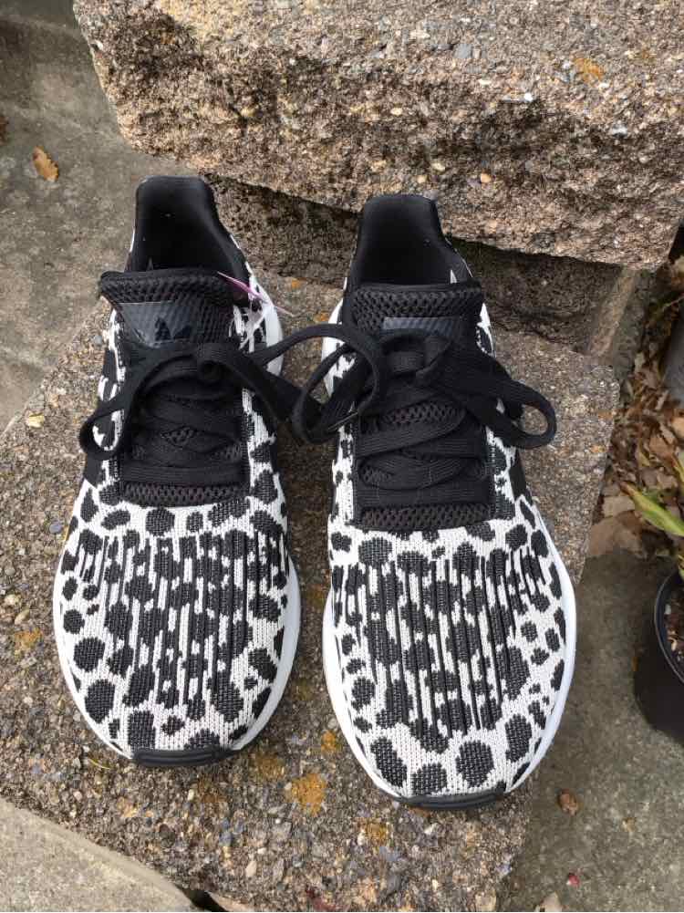 W ADIDAS BK Size 7.5 SNEAKER