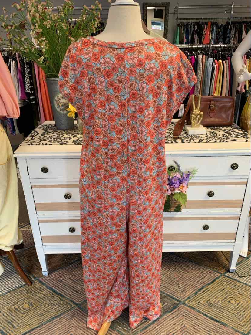 Pink floral short-sleeve midi dress with round neckline and relaxed fit on mannequin.