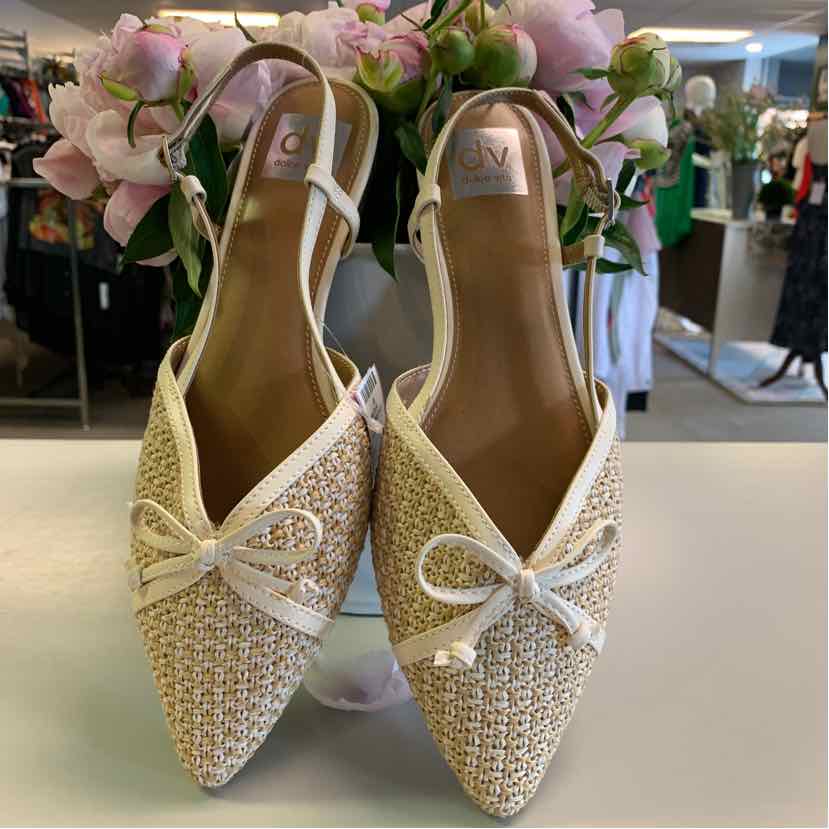 White raffia pointed-toe slingback flats with a bow detail and tan insoles, size 8.5.