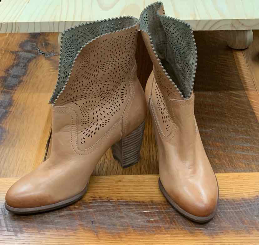 W UGG TAN Size 6 BOOT