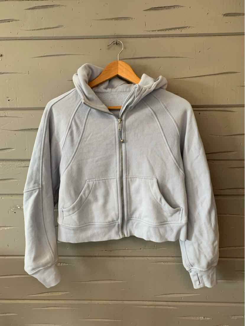 Light gray cropped hoodie with front zipper, kangaroo pocket, and ribbed cuffs.