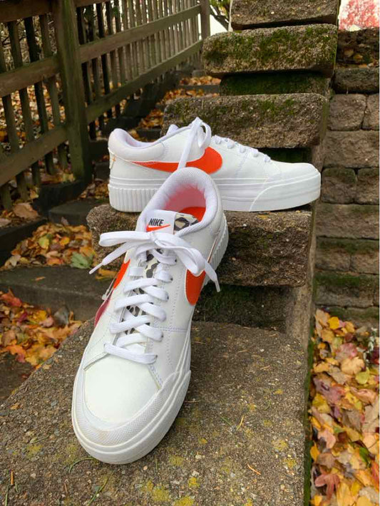 W NIKE WH Size 9.5 SNEAKER