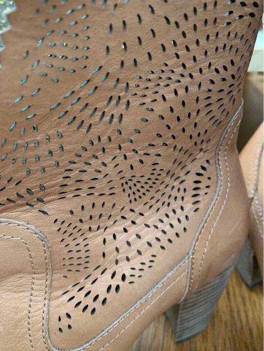 W UGG TAN Size 6 BOOT
