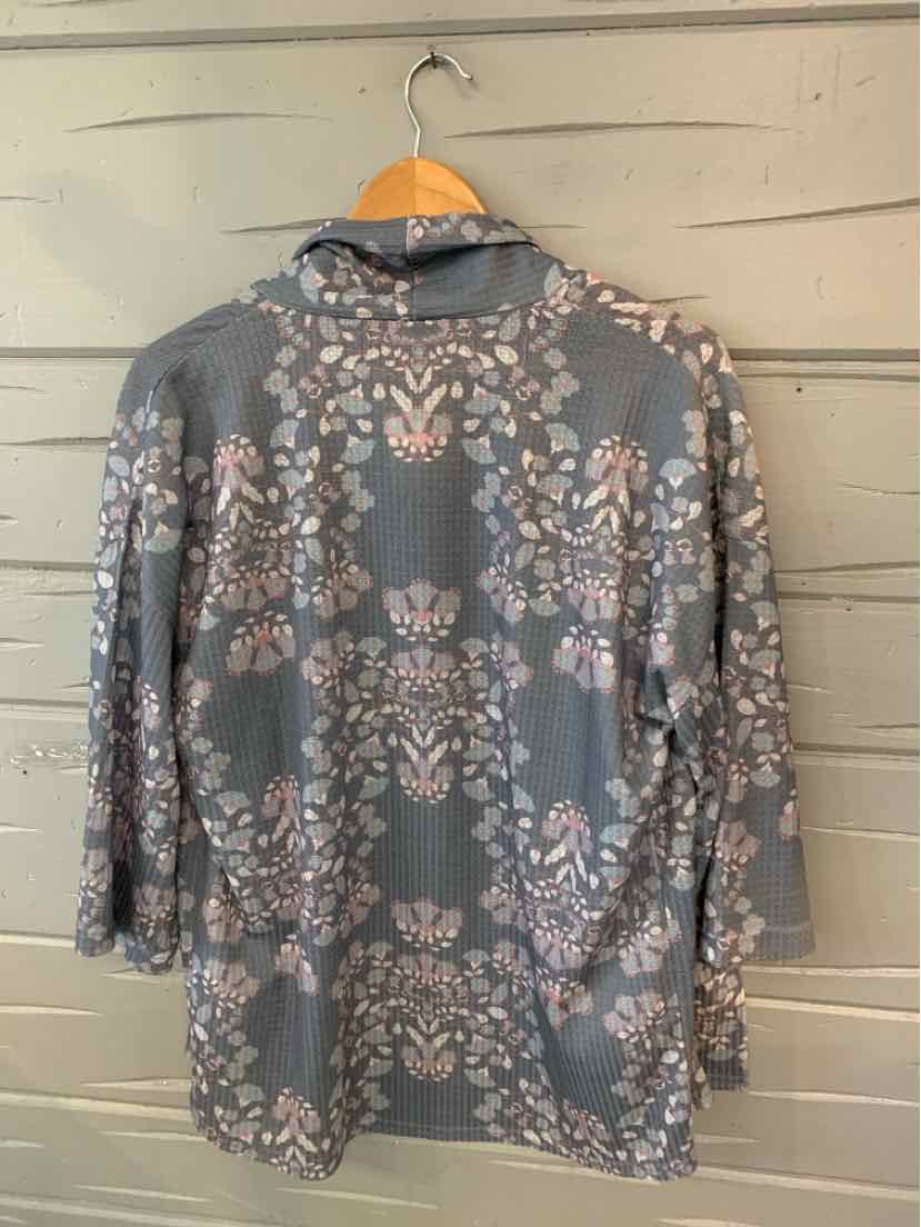 Gray floral long-sleeve blouse with ruffled collar and relaxed fit in size S/M.