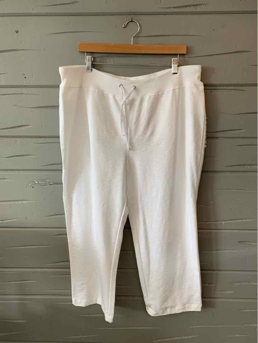 White wide-leg pants in size XL with a button and zipper closure, featuring side pockets and belt loops.