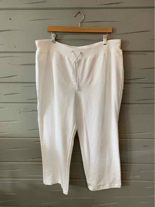 White wide-leg pants in size XL with a button and zipper closure, featuring side pockets and belt loops.