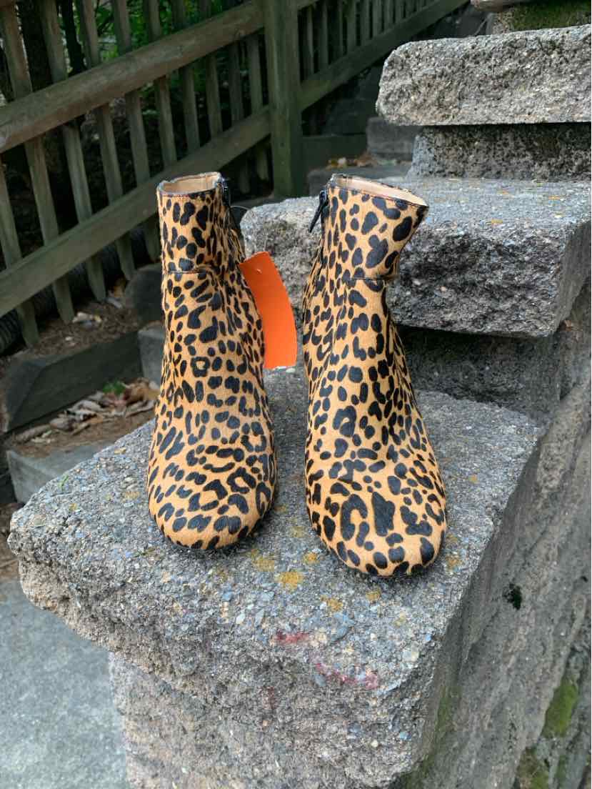 W BANANA REPUBLIC TAN Size 7.5 BOOT