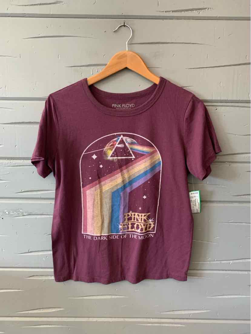 Maroon short-sleeve cotton T-shirt with Pink Floyd prism rainbow design and band logo on front.