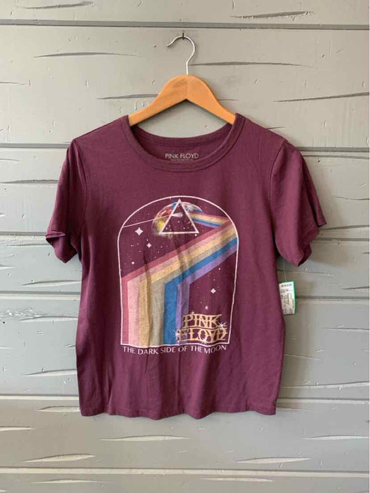 Maroon short-sleeve cotton T-shirt with Pink Floyd prism rainbow design and band logo on front.
