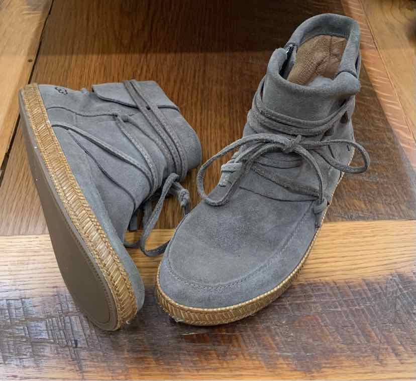 W UGG BR Size 6 BOOT