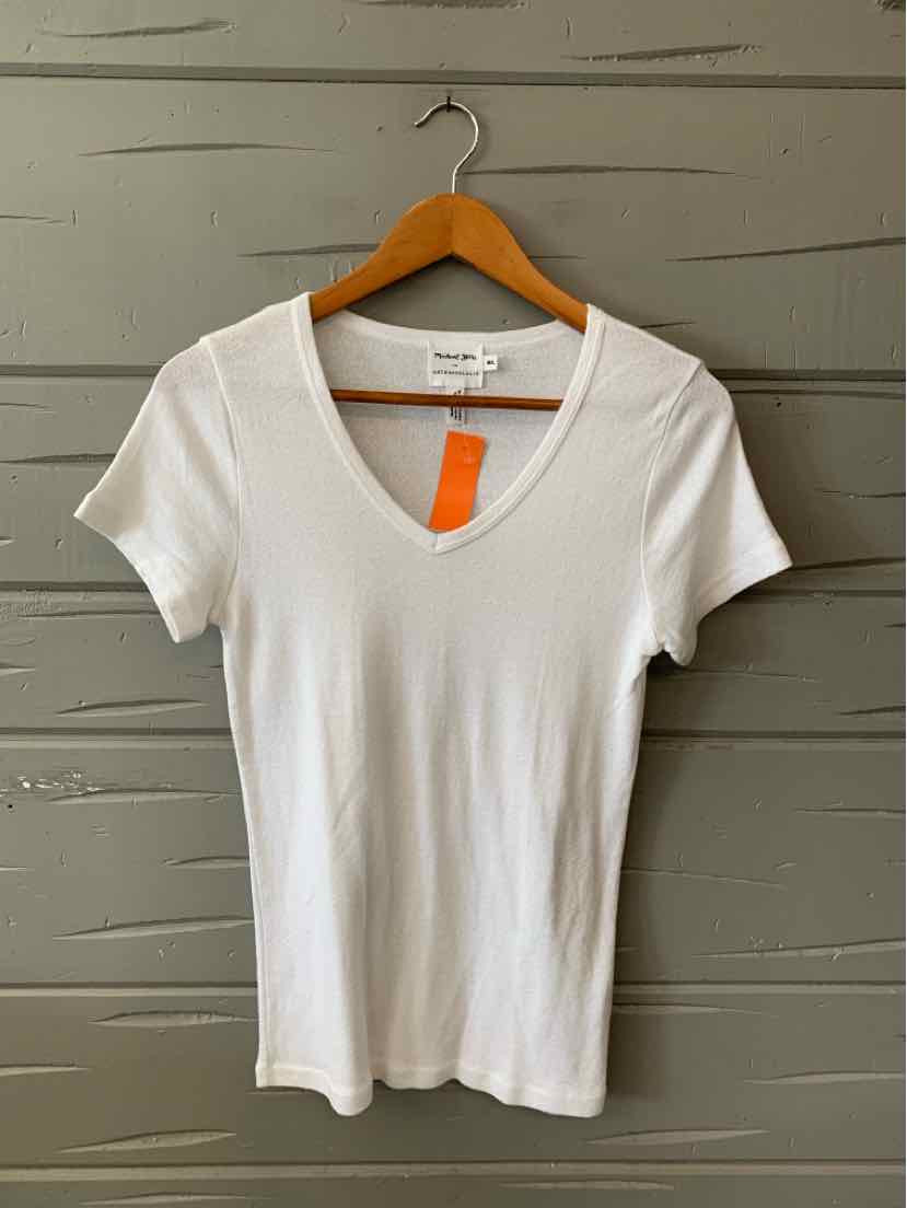 White short-sleeve fitted V-neck T-shirt in soft fabric hanging on wooden hanger.