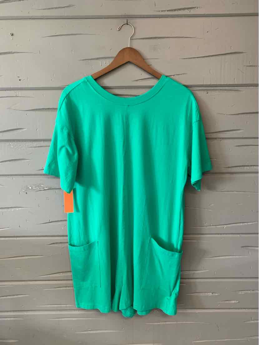 Solid bright green short-sleeve tunic with round neck and two front pockets.