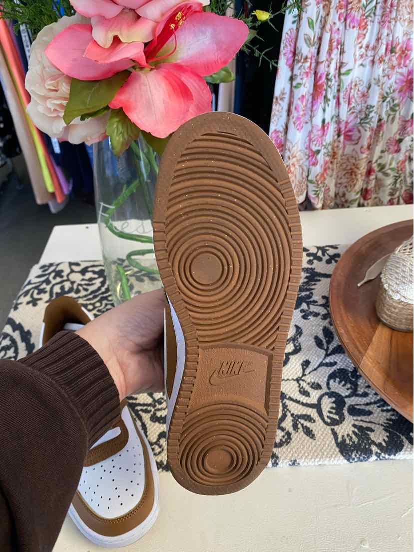 W NIKE BR Size 8 SNEAKER