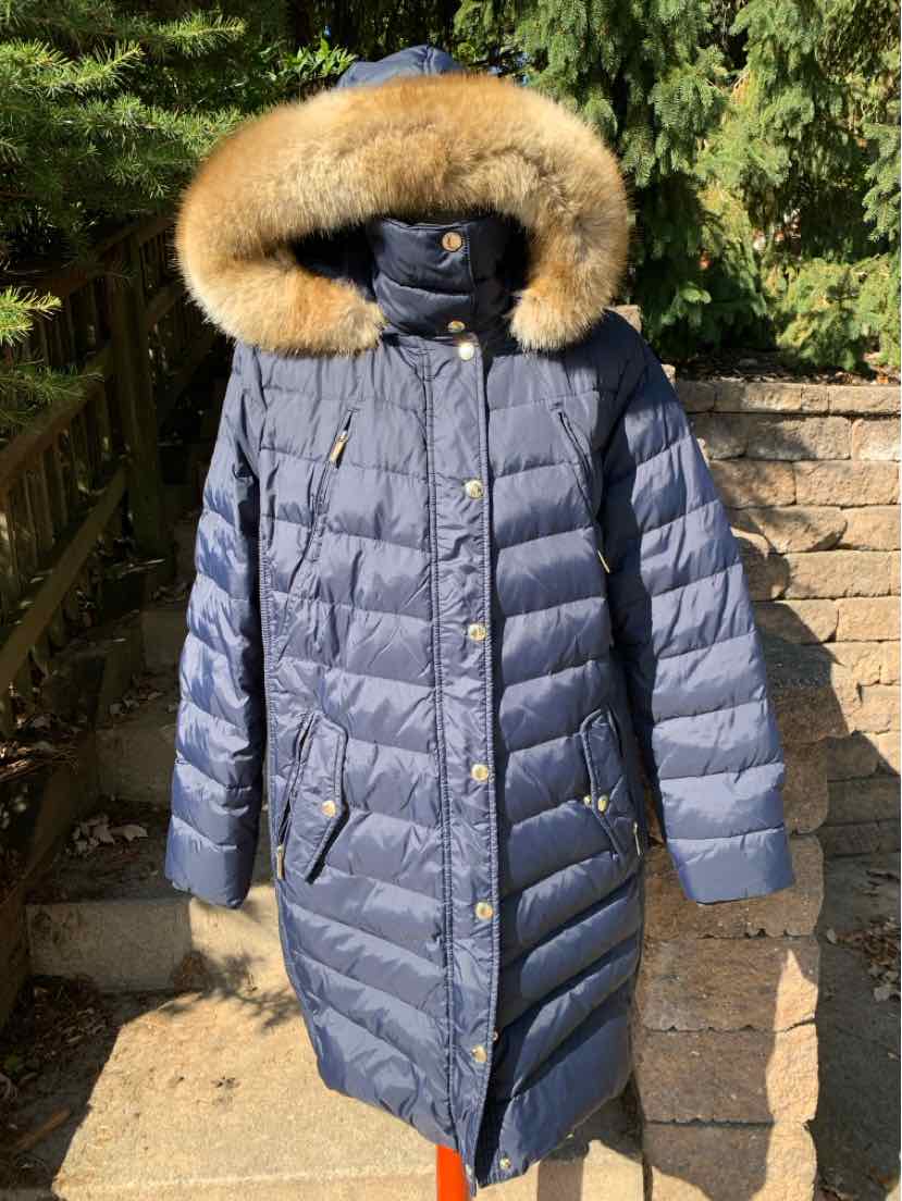 Women’s navy Michael Kors quilted puffer coat with a tan fur-trimmed hood and gold-tone buttons.