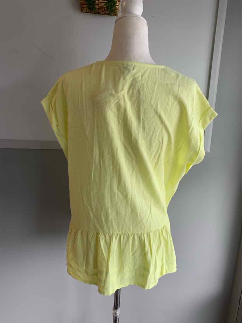 Light yellow short-sleeve blouse with gathered waist and loose fit on mannequin.