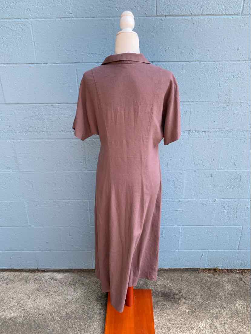 Mauve short-sleeve midi dress with collar and straight fit displayed on mannequin against blue wall.