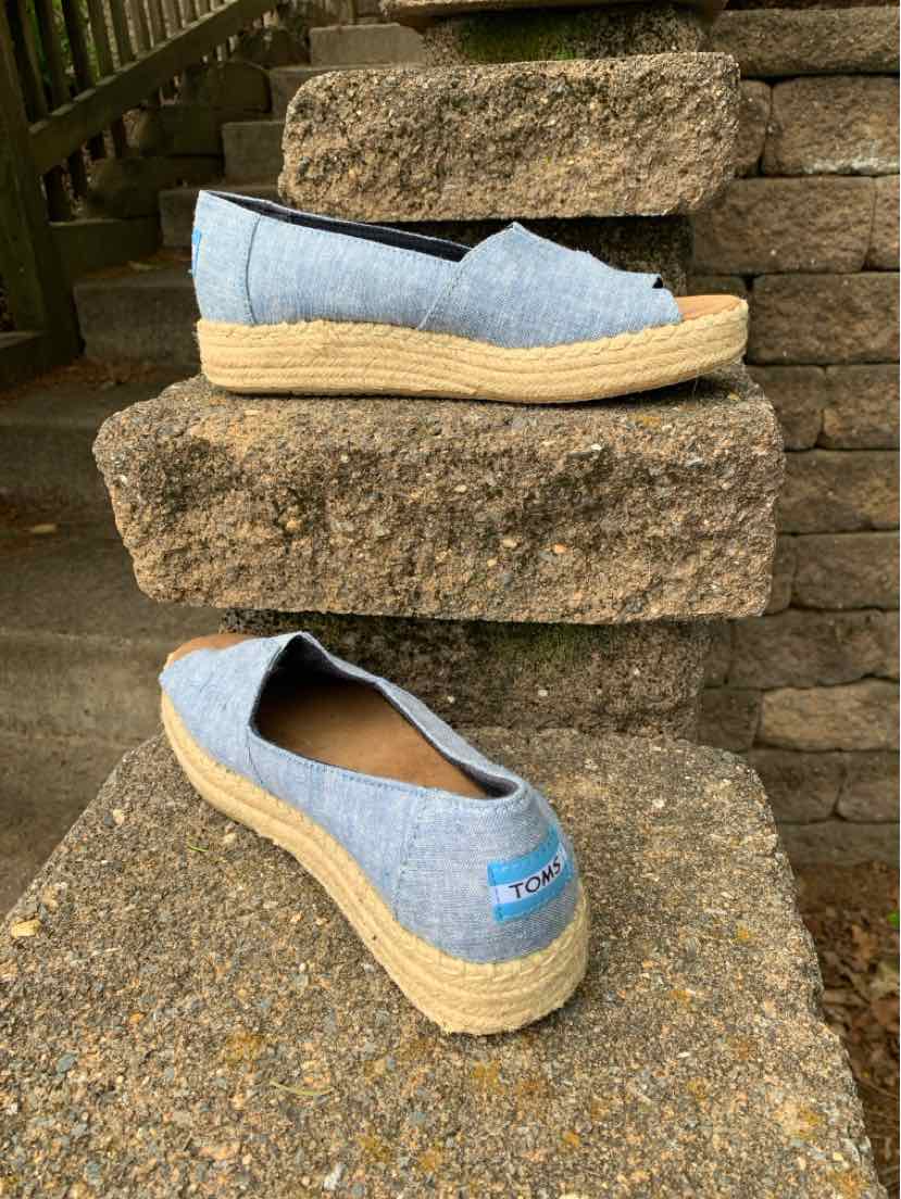W TOMS BL Size 7 SHOE
