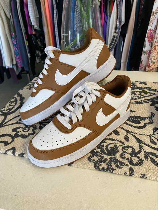 W NIKE BR Size 8 SNEAKER
