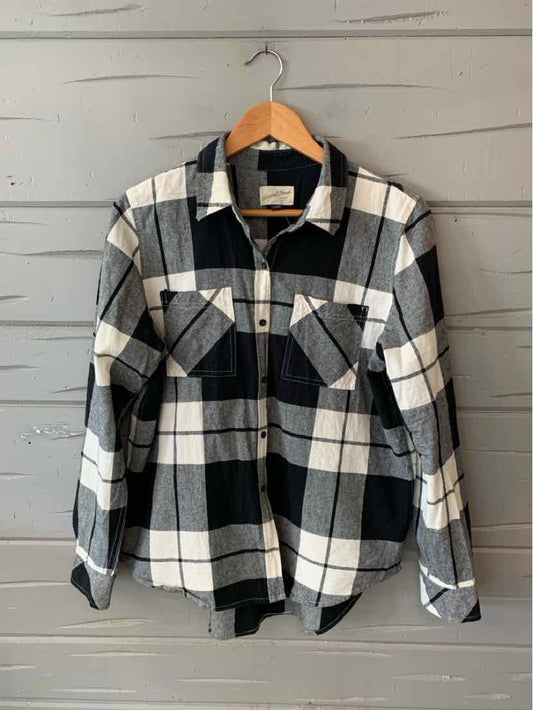 Black and white plaid button-up shirt jacket with chest pockets, medium size.