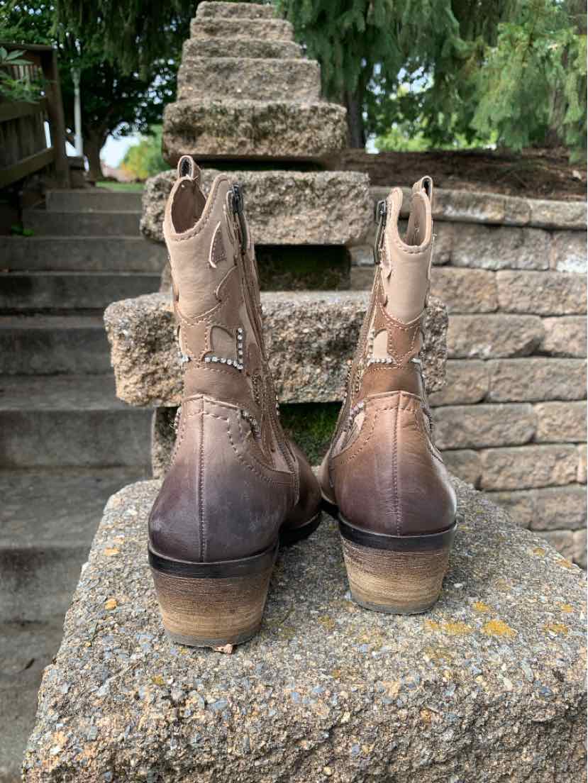 W VINCE CAMUTO BR Size 7 BOOT