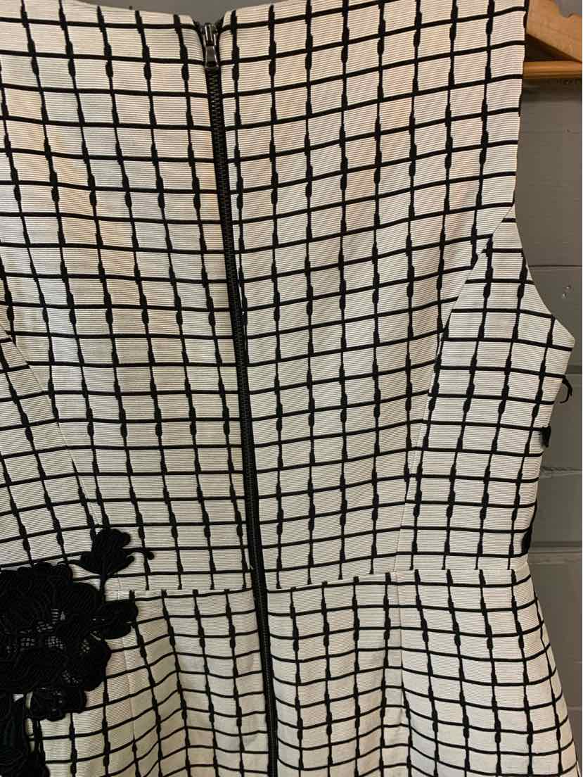W BETSY JOHNSON WH Size 2 DR
