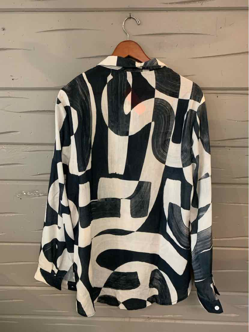 Long-sleeve shirt with bold black and white abstract wave pattern, button cuffs, and a collar, size XL.
