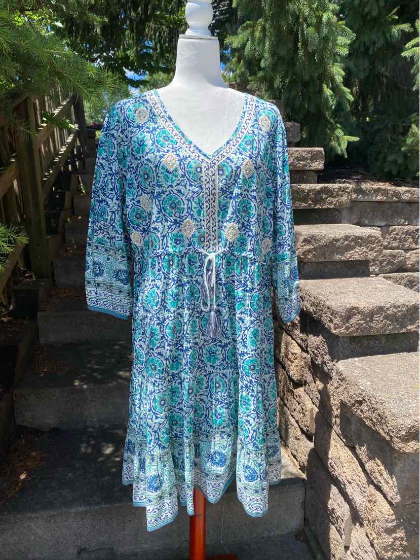 Lightweight long-sleeve paisley dress in blue and green tones with V-neck and gathered waist in size XL.