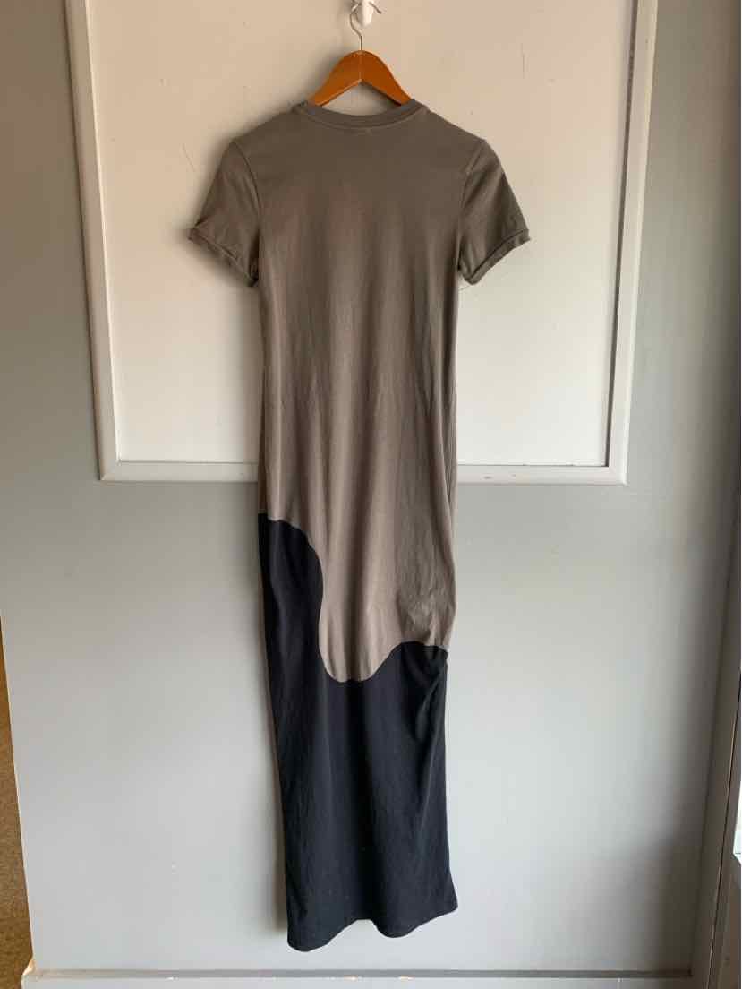 Women's short-sleeve dress with beige top and black ombre bottom, slim fit and ankle length.