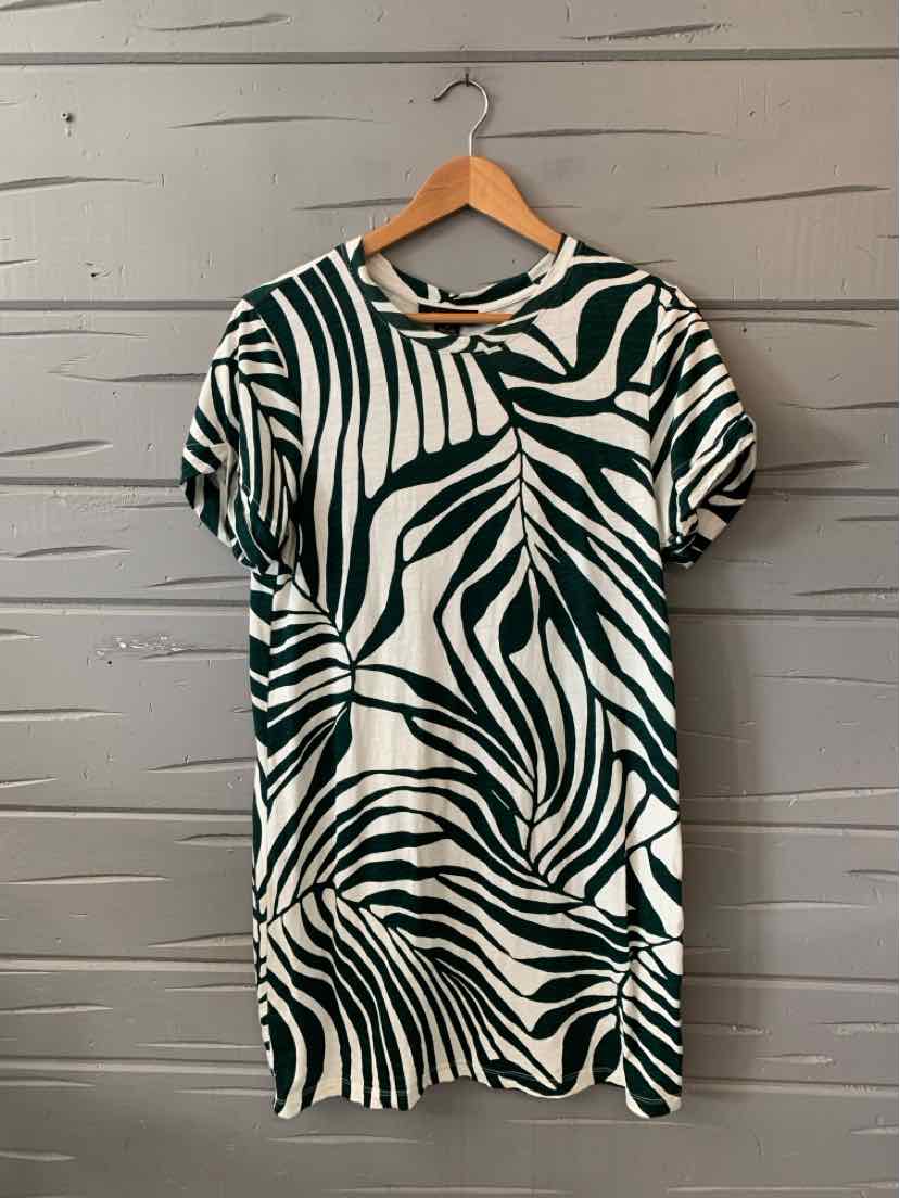 Green and white botanical print short-sleeve dress with a round neckline, medium size.