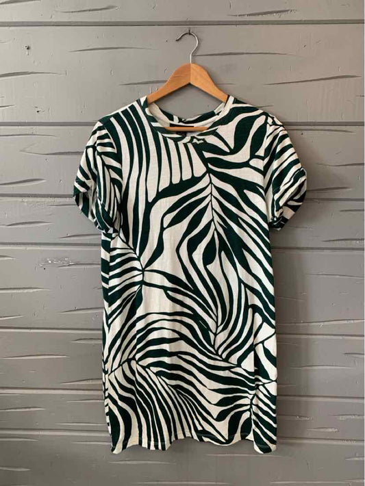 Green and white botanical print short-sleeve dress with a round neckline, medium size.