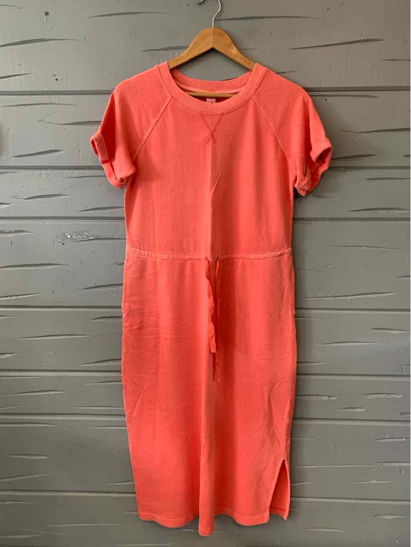 Coral short-sleeve midi dress with round neckline and waist tie belt on wooden hanger.